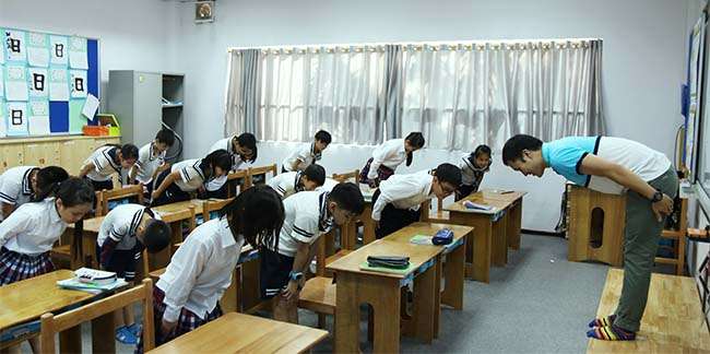 Chào hỏi đầu và cuối giờ là điều bắt buộc trong giáo dục Nhật Bản