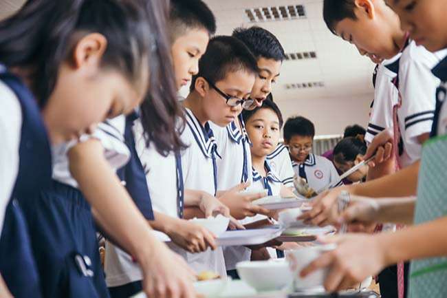 Học sinh trường Quốc tế Nhật Bản tự chia đồ ăn và thu dọn sau bữa ăn