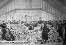 Một chướng ngại vật do lực lượng cách mạng dựng lên trên đường phố Pari (ngày 18/3/1871). Ảnh: Tư liệu