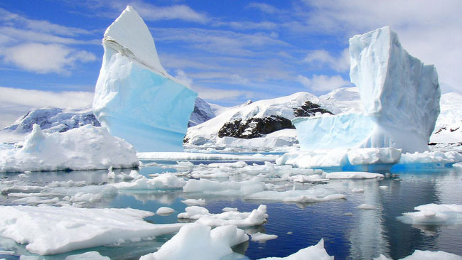 Nam Cực là một lục địa với những dãy núi và hồ và bao quanh bởi đại dương.