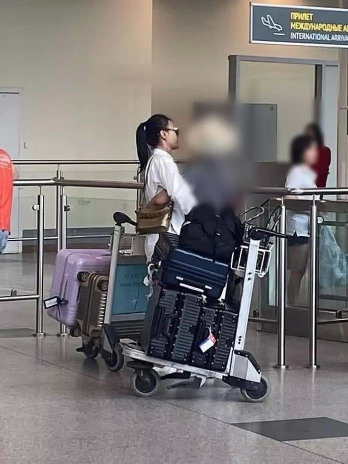Phương Oanh 'Quỳnh Búp Bê' bị réo tên khắp cõi mạng vì loạt ảnh ôm ấp với nam doanh nhân ở sân bay Ảnh 1