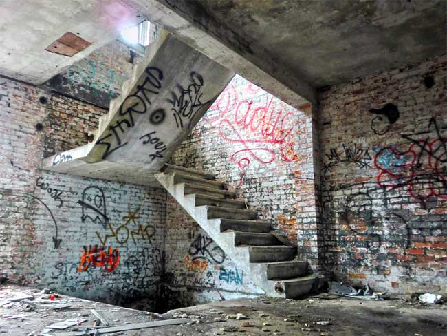 Một căn nhà bỏ hoang bị vẽ bậy lên tường