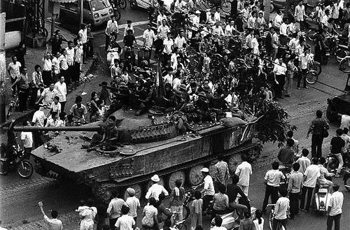 Quân giải phóng trong vòng tay người Sài Gòn