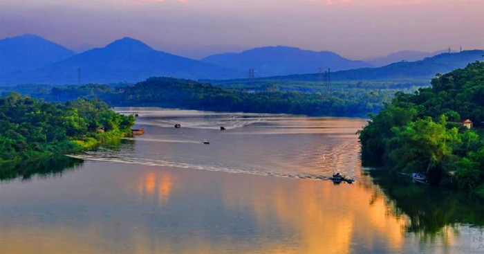 Vẻ đẹp của con sông Hương ở thượng nguồn mà em cảm nhận được qua bài tùy bút Ai đã đặt tên cho dòng sông