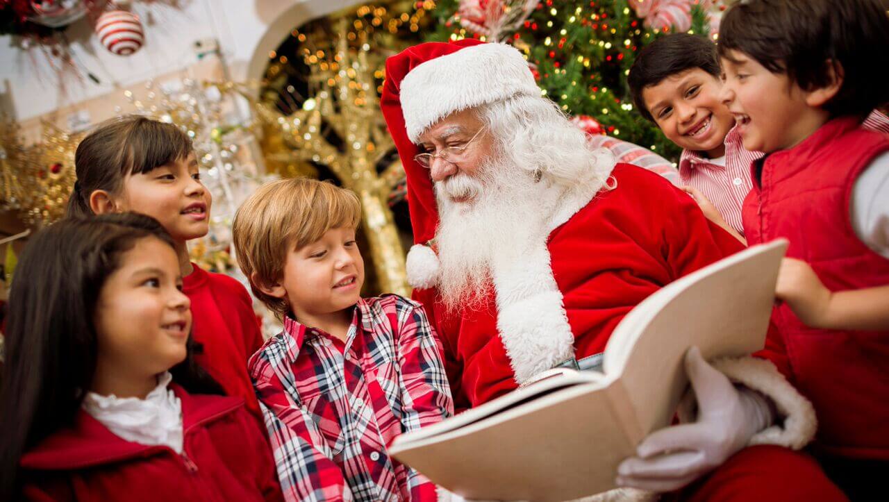 Ông già Noel vui tính tặng quà cho các bạn nhỏ khắp nơi