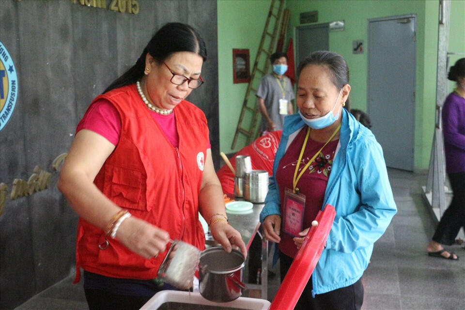 Phân tích bài viết tham khảo Người phụ nữ hết lòng làm thiện nguyện - Bà Nguyễn Thị Nhung