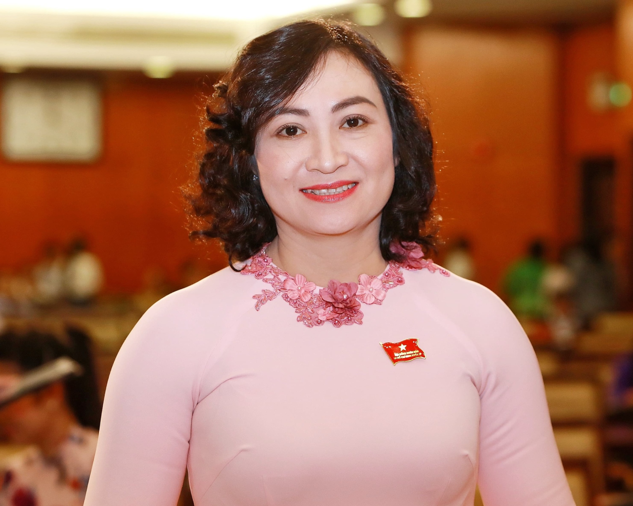 Bà Phan Thị Thắng nhận bằng khen của Thủ tướng Chính phủ năm 2018.