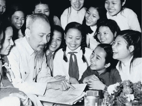 Viết đoạn văn thuyết minh về chủ đề: Hồ Chí Minh, lãnh tụ vĩ đại của nhân dân Việt Nam