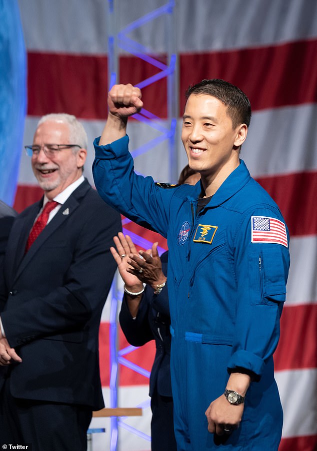 35 tuổi, từng gia nhập SEAL, bác sĩ Harvard và giờ là phi hành gia NASA