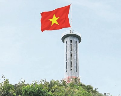 Cờ đỏ sao vàng trong trái tim người dân nước Việt