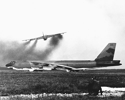 Máy bay B52 bị bắn hạ 
