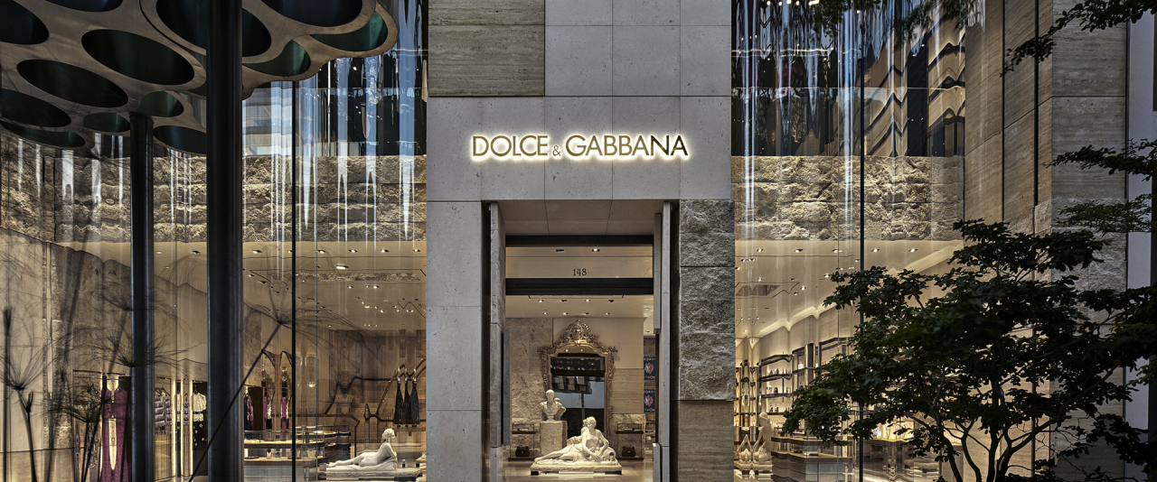 Cửa mặt hàng Dolce & Gabbana bên trên Hà Nội