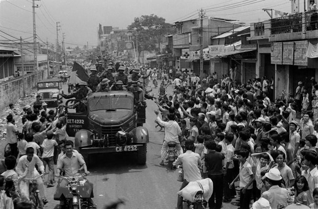 Phân tích những thuận lợi và khó khăn của Việt Nam trong năm đầu sau thắng lợi của cuộc kháng chiến chống mỹ cứu nước